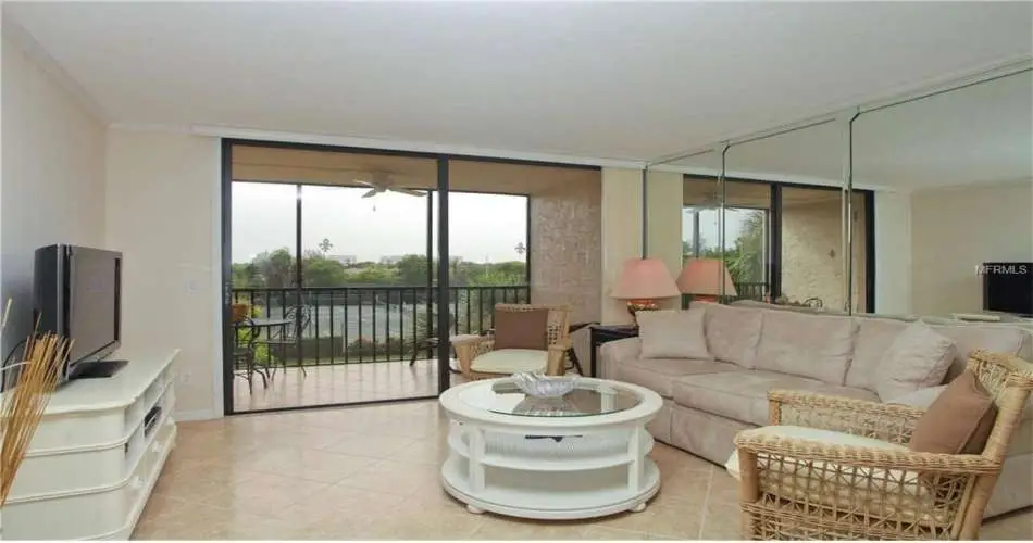 1975, West Hollywood, California 90069, 2 Bedrooms Bedrooms, 3 Rooms Rooms,1 BathroomBathrooms,Rental,For Rent,A3957313